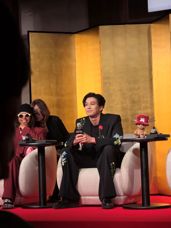 リラックスした様子で会見に臨む新田真剣佑さん