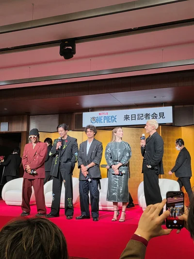 左からウソップ役のジェイコブ・ロメロ、ロロノア・ゾロ役の新田真剣佑、モンキー・D・ルフィ役のイニャキ・ゴドイ、ナミ役のエミリー・ラッド、サンジ役のタズ・スカイラー