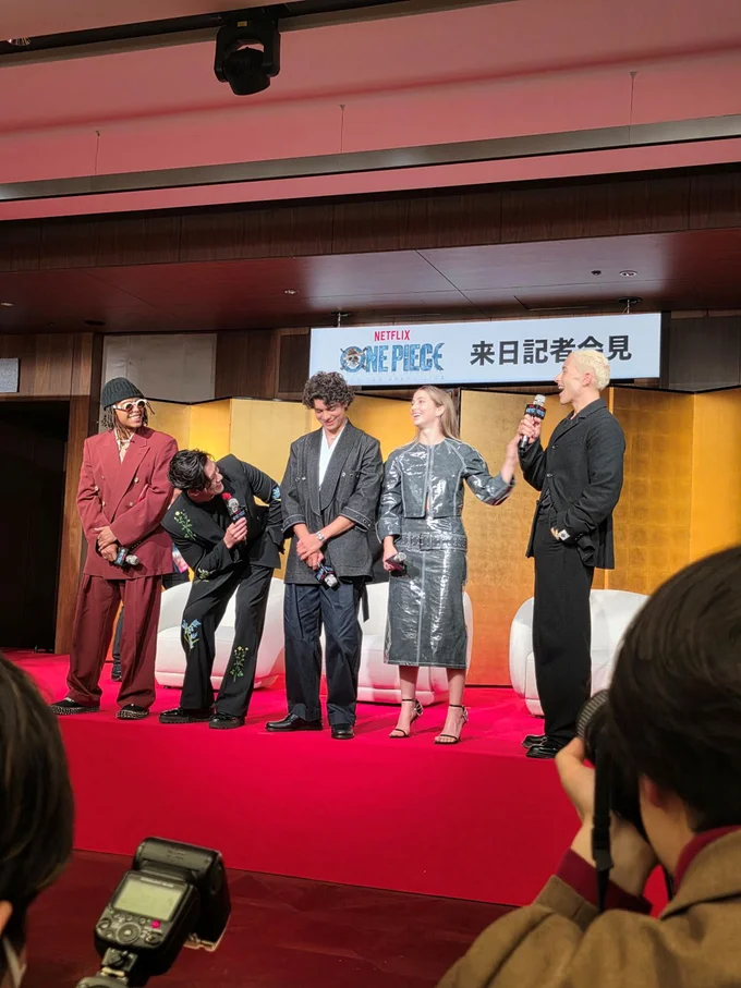 お相撲さんと戦ったタズ・スカイラーさんのエピソードに大笑いする真剣佑さん