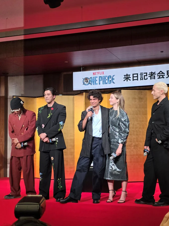 撮影の合間に野球の練習をしたと言うイニャキ・ゴドイさん。自然にエミリー・ラッドさんと肩を組みます