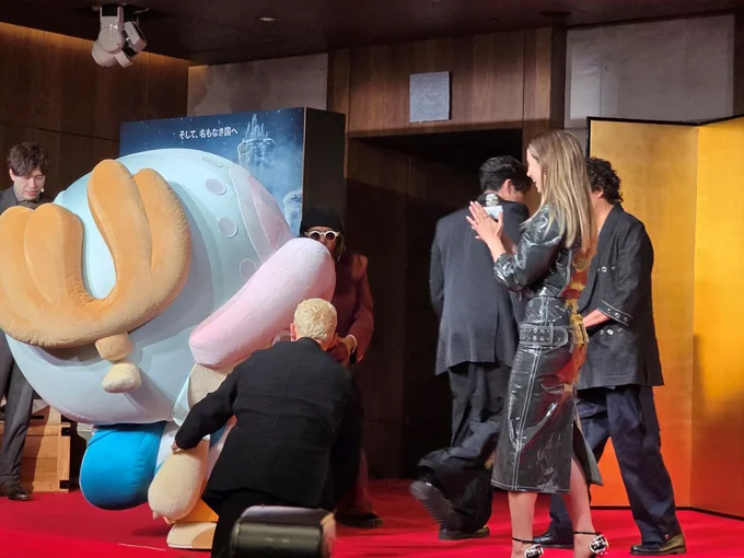 チョッパーの登場に大喜びするエミリーさんと壇上に上がるのを手伝う男性陣