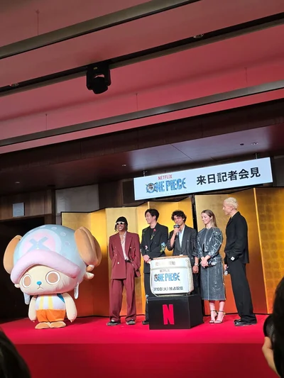 「ワンピースシーズン2にダイナソーが出ます！」と日本語で話すイニャキ・ゴドイさん。思わずみんなニッコリ