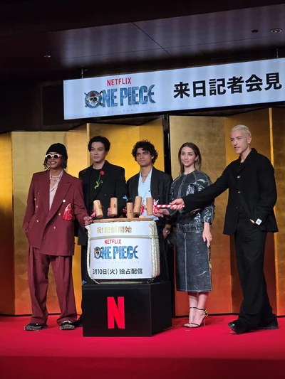 鏡は“円満”を、そして“開く”は未来を切り開くことを意味する鏡開きでシーズン2の船出を祝います！