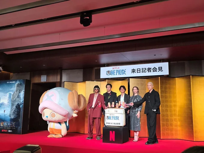 「グランドライン！」と声をそろえ、木槌を振り下ろすメンバーたち