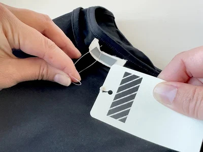 まずは商品タグの紙部分を引っ張って切り離します（▶次へ）