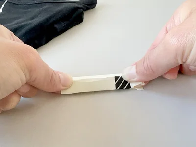 紙の長辺と平行に何度か折って…（▶次へ）