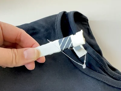 折った紙をコードの輪に引っ掛け…（▶次へ）