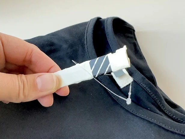 折った紙をコードの輪に引っ掛け…（▶次へ）