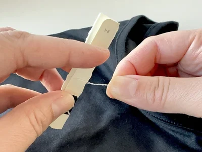 コードがねじれるように紙をくるくる回します（▶次へ）