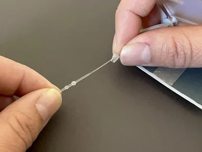 留め具からコードを引っ張って…（▶次へ）