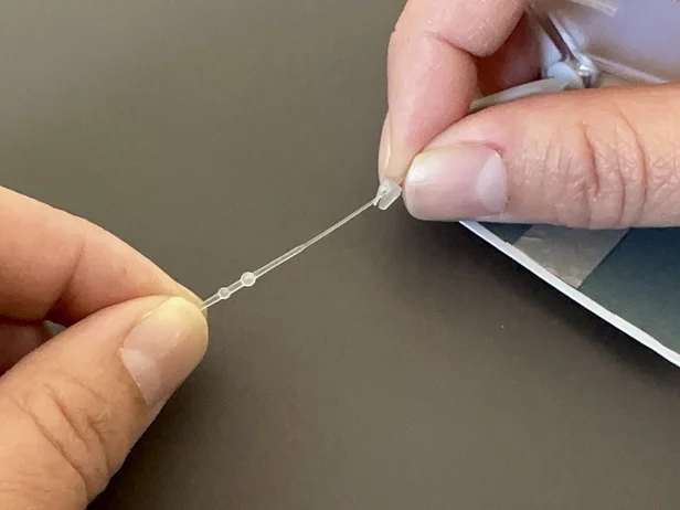 留め具からコードを引っ張って…（▶次へ）