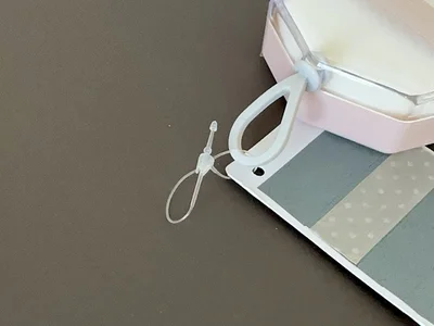 留め具にコードの先端を差し込んで…（▶次へ）