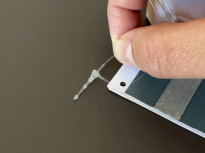 留め具からコードが引き出せるタイプなら…（▶次へ）