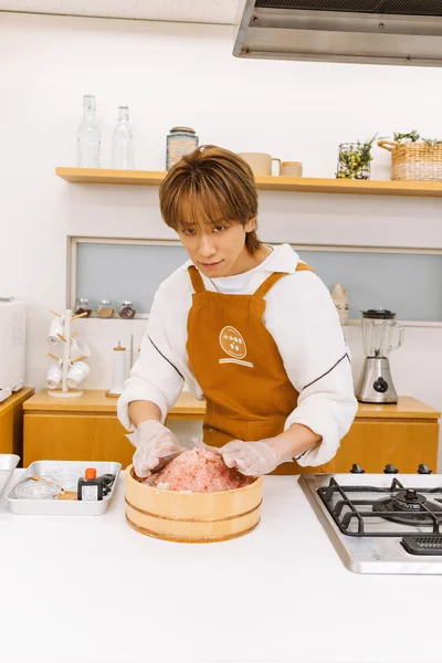 不安げにマグロの“山”を作る小山さん（笑）