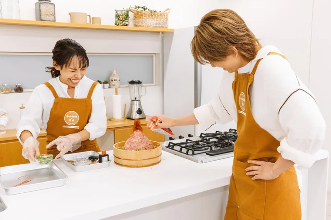 ビジュアルに爆笑する2人