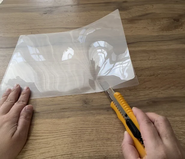 長い辺をカッターで切りましょう（▶次へ）