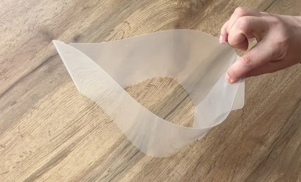 左右の短い辺を持って、ゴミ箱に入るくらいの円筒に（▶次へ）