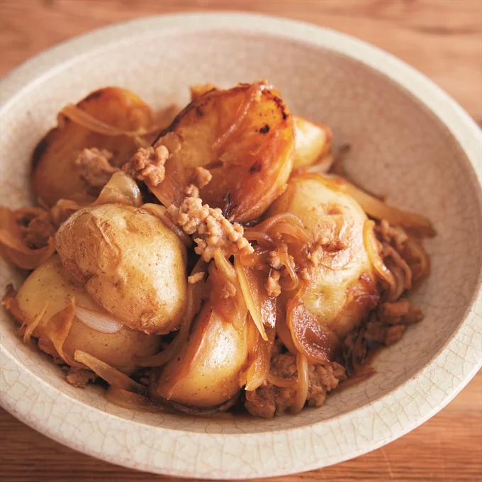 じゃがいもは焼き色をつけてこうばしく「そぼろ肉じゃが」