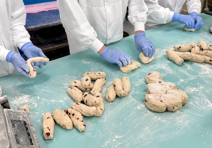 ベーグルを成形する工程