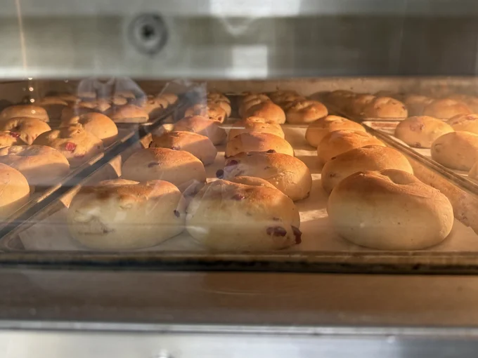 こんがりと焼き上げられるベーグル