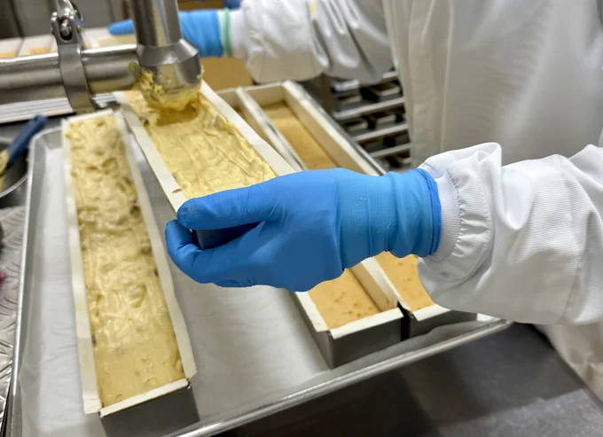 濃厚なチーズクリーム生地を充填