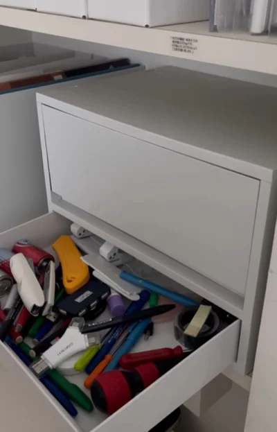 スッキリ収納前の棚の中（⇒次へ）