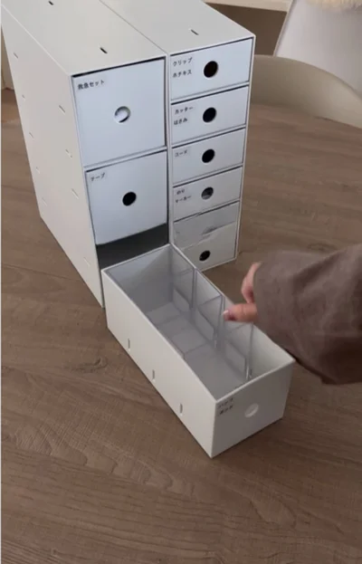 100円ショップのプラケースで仕切る（⇒次へ）