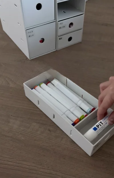 ペンやのりを収納する▶ごちゃごちゃしがちな細かい物も…（⇒次へ）