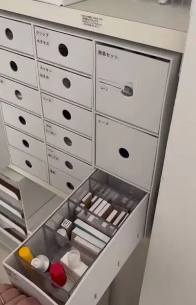 仕切りを使えばスッキリ▶収納のコツは…（⇒次へ）