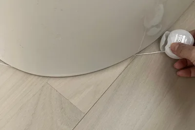 根元の細い隙間には紐状のものでこすり洗いをすると効果的　▶こんな場所も