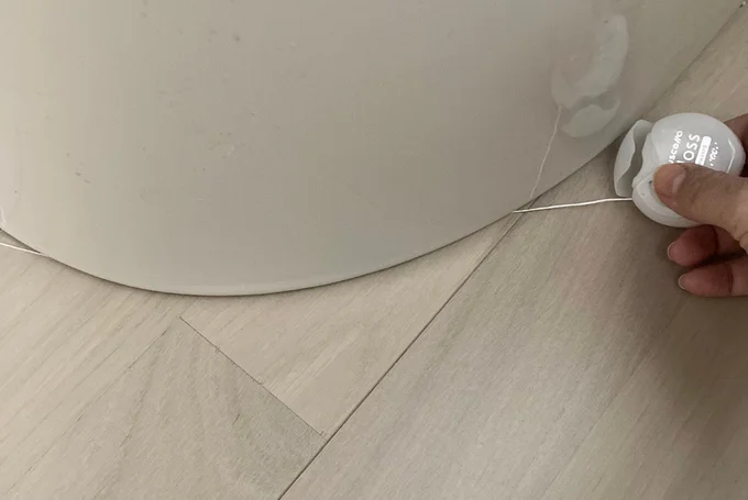 根元の細い隙間には紐状のものでこすり洗いをすると効果的　▶こんな場所も