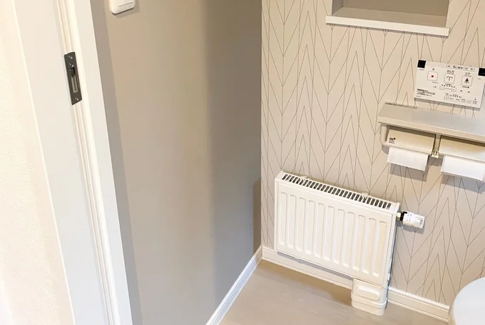 トイレの臭い対策で実は重要なのが、床と壁　　▶こんな場所もしっかりお掃除