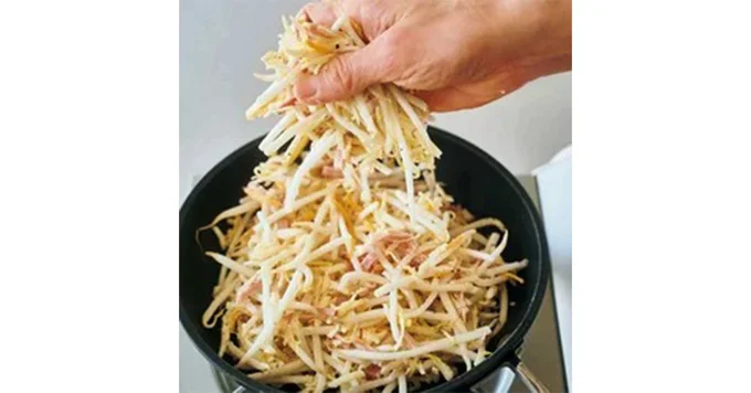 もやしとチーズのこんがりガレット風工程1