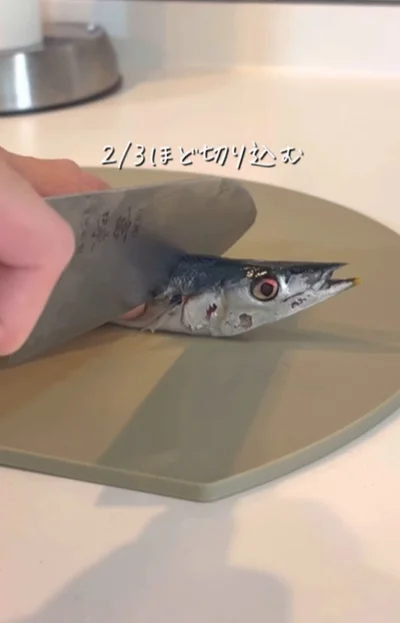 首の部分に切り込みを入れる▶包丁を横に倒しながら…（⇒次へ）