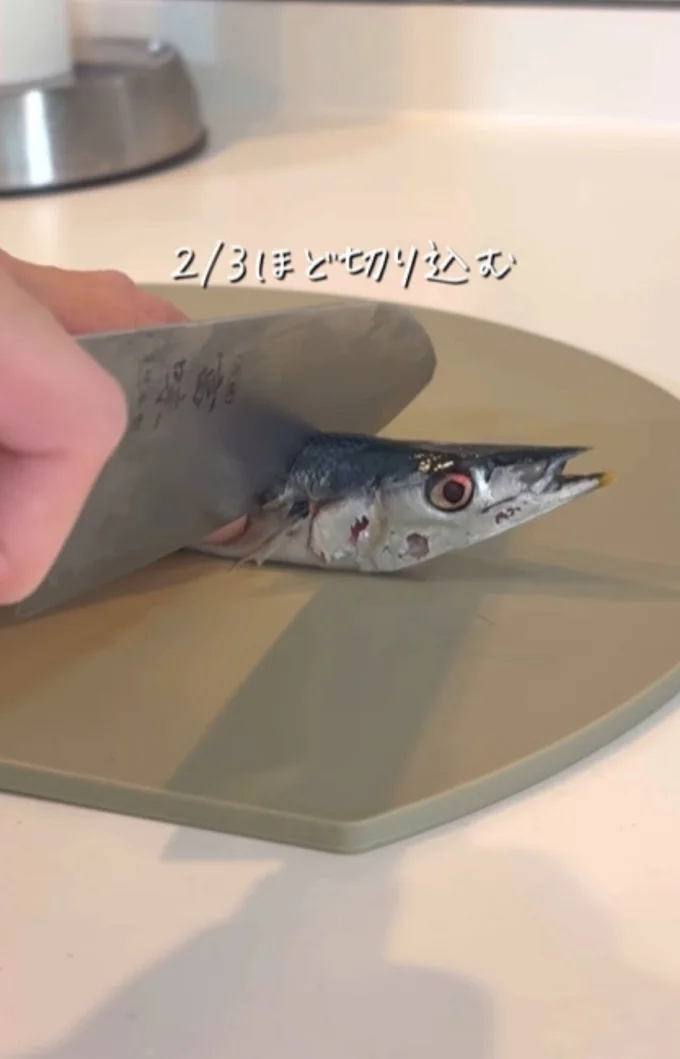 首の部分に切り込みを入れる▶包丁を横に倒しながら…（⇒次へ）