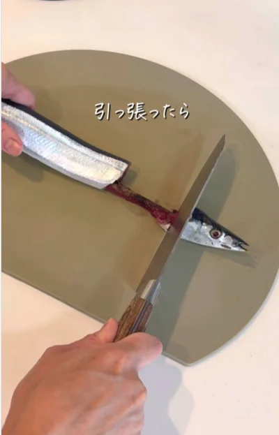 頭を引っ張れば内臓がするん！▶さんまのつけ合わせといえば…（⇒次へ）