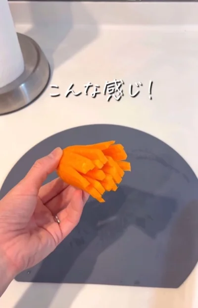 向きを90度変えて、再び縦に切り込みを入れる▶そのまま横に切っていけば…（⇒次へ）