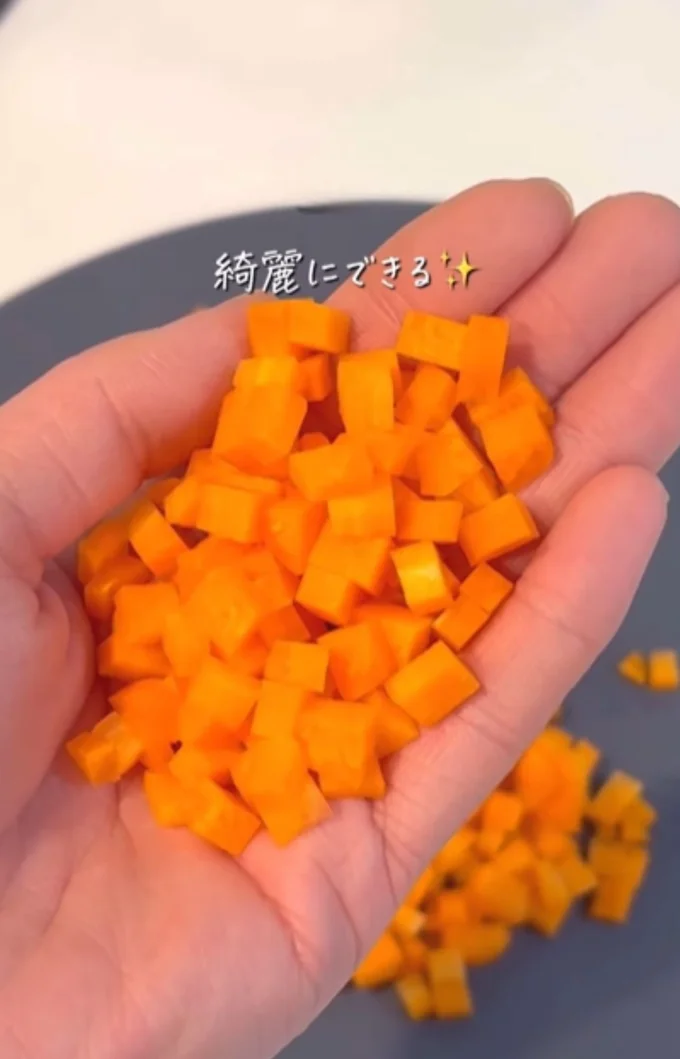 均等な角切りの完成▶（次画像から美味しそうな料理と豪快な食べっぷりが魅力の 『作りたい女と食べたい女』が読めます）