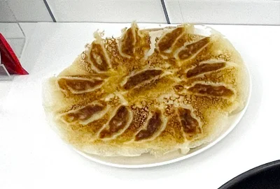 フタも洗わない、床も拭かない！進化しすぎた味の素の「ギョーザ」で、家事の“地味なストレス”から解放