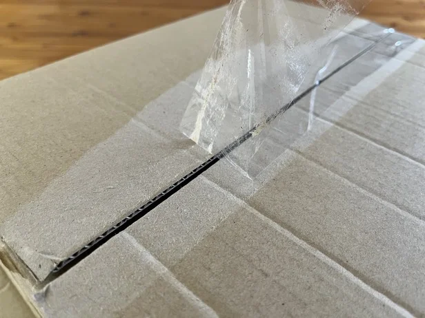 まずはテープをはがして箱を展開します(▶次へ)