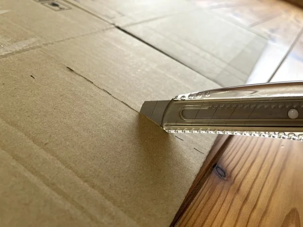 点線に沿ってカッターで切ります(▶次へ)