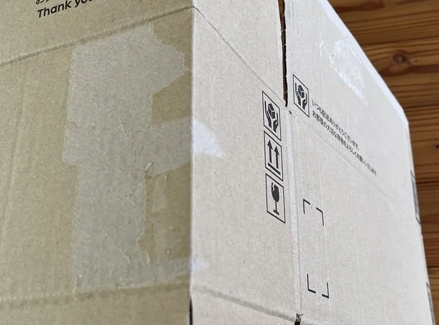 フラップを切ったところで箱を折り曲げて変形させます(▶次へ)