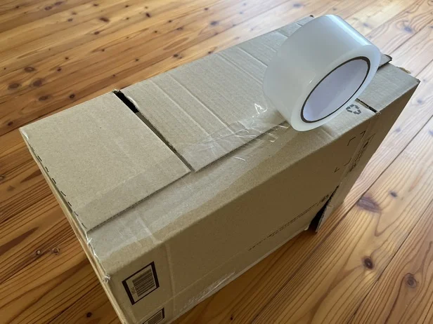 箱の裏側をテープで留めます(▶次へ)