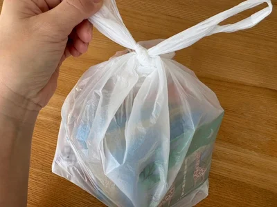 まずは持ち手のあるビニール袋でやってみます。（▶やり方をチェック）