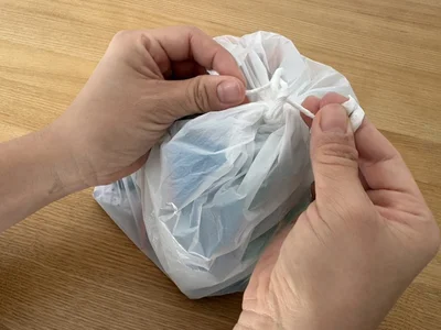 隙間ができて、きつく締まった部分が少しずつほぐれていく。（▶次へ）