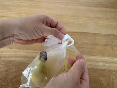 固い結び目のビニール袋は道具不要で簡単に開けられる！（▶今すぐチェック）