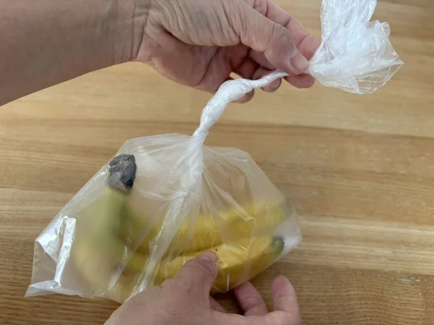 3、ゆるんで隙間ができると、スルッと固結びが解けました！ 