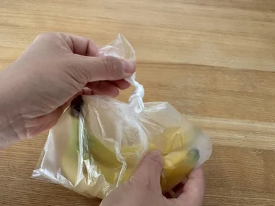 2、結び目に向けて、細くした部分を押し込んでいく。（▶次へ）