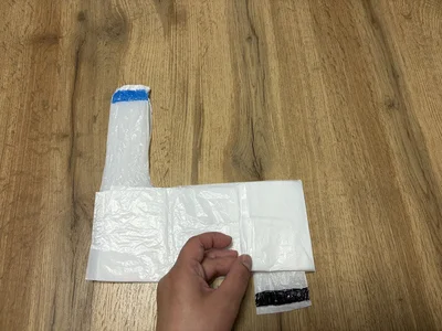 レジ袋の中心に向かって右から左へ縦折りに...（▶次へ）