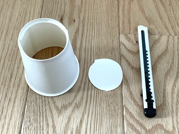 ただのビニール袋を圧縮袋にするには？紙コップの底を抜いて…（▶次へ）
